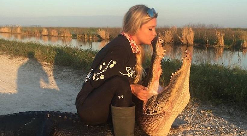 Η σέξι ξανθιά που γητεύει τους αλιγάτορες (pics)