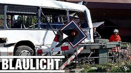 Σύγκρουση τρένου με σχολικό λεωφορείο στη Γερμανία - Πολλοί τραυματίες