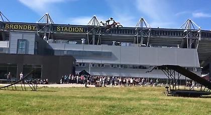 Γκάζια έξω από το γήπεδο της Μπρόντμπι (video)