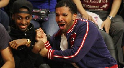 Αφήνει το μικρόφωνο και… ευστοχεί απ’το κέντρο ο Ντρέικ (video)