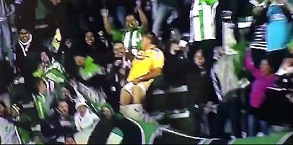 Αυτός ο οπαδός τους τα έδειξε... κυριολεκτικά (video)