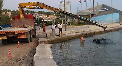 Κεφαλονιά: Αυτοκίνητο με 5 επιβάτες έπεσε στο λιμάνι του Αργοστολίου (pics)