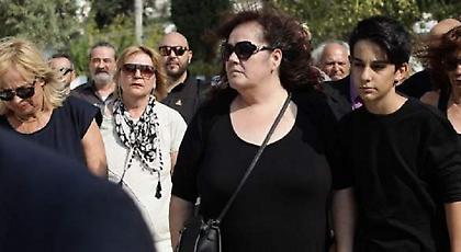 Σπαραγμός στην κηδεία του Ανδρέα Μπάρκουλη - Τραγικές φιγούρες η σύζυγος και ο γιος του (pics)