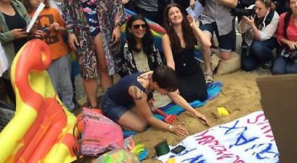 Διαμαρτυρήθηκαν για την απαγόρευση του μπουρκίνι με beach πάρτι (pics/video)