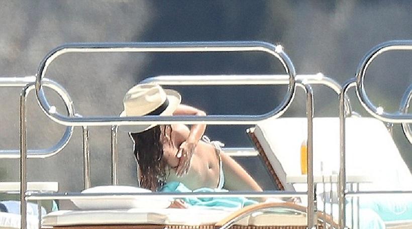Η topless ηλιοθεραπεία της Σάρα Σαμπάιο (pics)