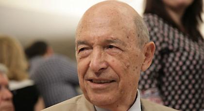 Ο Κώστας Σημίτης, ηλιοκαμένος, με σπορ εμφάνιση, στην έρημη Βουλή (pics)