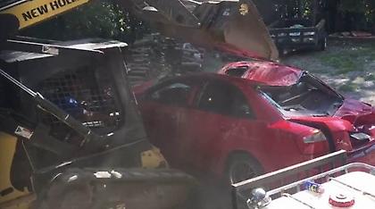 Πατέρας διέλυσε με εκσκαφέα το αυτοκίνητο της κόρης του όταν την έπιασε μέσα σε αυτό με το φίλο της