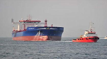 Μηχανική βλάβη σε φορτηγό πλοίο έξω από τη Τζιά