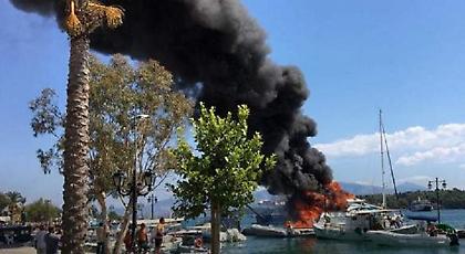 Θαλαμηγός στο Νυδρί τυλίχθηκε στις φλόγες - Κάηκε ολοσχερώς