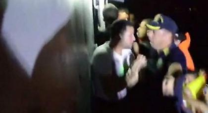 Λιμενικός βρίζει και χτυπάει πρόσφυγα (video)