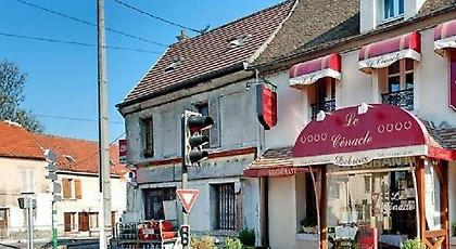 Παρίσι: Εστιάτορας αρνήθηκε να σερβίρει δύο μουσουλμάνες με μαντίλα (video)