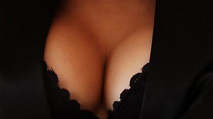 Κι όμως, η εμμονή με τα γυναικεία στήθη εξηγείται... επιστημονικά