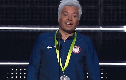 «Γλέντησε» τον Λόχτε ο Τζίμι Φάλον (video)