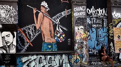 Σοκ από τη βαθύτερη ύφεση που φέρνει πιο κοντά τον «κόφτη»