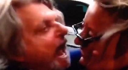 Ο πρόεδρος της Σαμπντόρια… βούτηξε δημοσιογράφο από το πρόσωπο! (video)