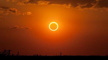 Έκλειψη ηλίου: «Δαχτυλίδι φωτιάς» έκανε τη νύχτα μέρα!