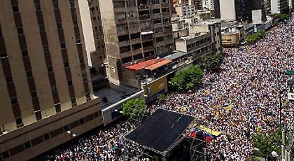 Βενεζουέλα: «Λαοθάλασσα» εναντίον του Μαδούρο στο Καράκας (video)