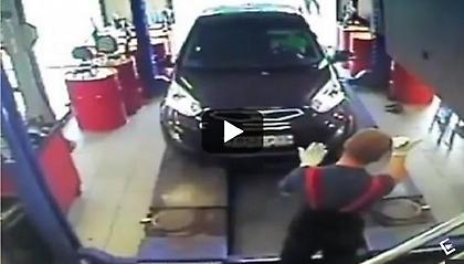 Βίντεο: Γυναίκα μπέρδεψε το γκάζι με το φρένο και έπεσε πάνω στον μηχανικό