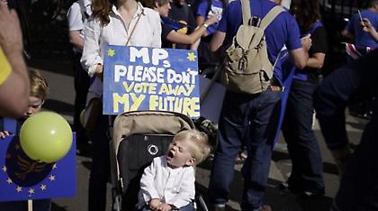 Βρετανία: Χιλιάδες διαδηλωτές κατά του... Brexit