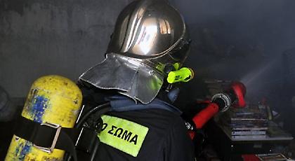 Φωτιά σε κατάστημα στον Πειραιά