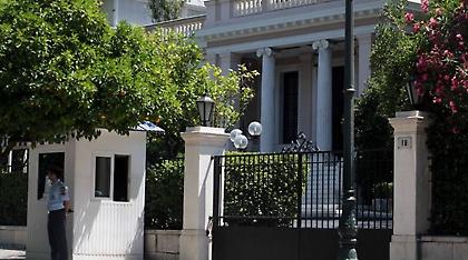 Στο Μαξίμου οι τέσσερις καναλάρχες, στα χαρακώματα οι «απέξω»