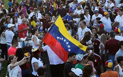 Αποδοκιμασίες Μαδούρο με κατσαρόλες και τηγάνια