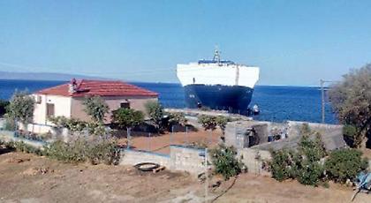 Τουρκικό καράβι βγήκε στη... Λακωνία -Προσάραξε σε οικισμό (pics)