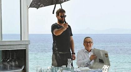 Το παρασκήνιο της διαφήμισης Γιούνκερ -Ο άνδρας που του κρατούσε την ομπρέλα (pics)