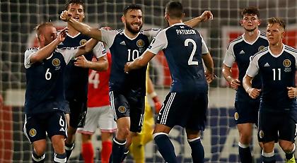 Τους… χόρεψε στο «κουτί» (video)