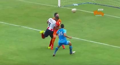 «Τράκαρε» με συμπαίκτη και τραυματίστηκε πρώην τερματοφύλακας της ΑΕΛ (video)