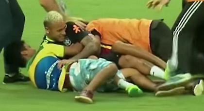 Οπαδοί μπούκαραν στο γήπεδο και «γκρέμισαν» τον Νεϊμάρ! (video)