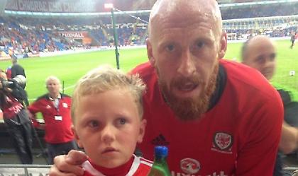 Η συγκινητική κίνηση του Κόλινς σε μικρό φίλαθλο που χτυπήθηκε από μπάλα (pics)