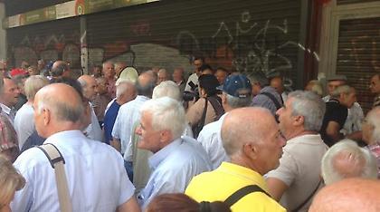 Συγκέντρωση οργής συνταξιούχων έξω από το υπ. Εργασίας