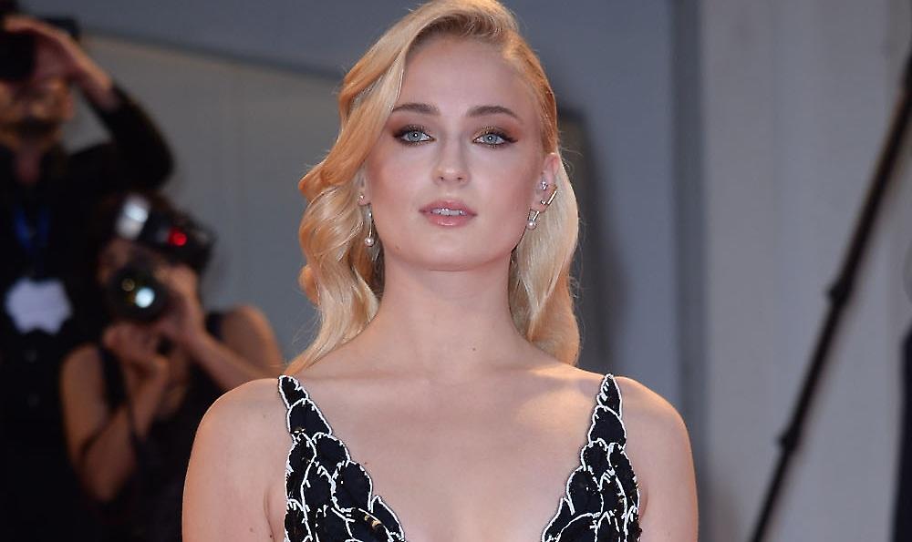 To απίστευτα βαθύ ντεκολτέ της Σάνσα του Game of Thrones στο φεστιβάλ Βενετίας