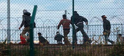 Σχέδιο αλά... Τραμπ στη Βρετανία -Φτιάχνουν τείχος 4 μέτρων για να εμποδίσουν τους μετανάστες