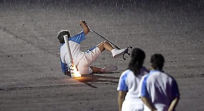 ΣΥΓΚΛΟΝΙΣΤΙΚΟ: Παραολυμπιονίκης έπεσε, σηκώθηκε και αποθεώθηκε από τον κόσμο (video, pics)