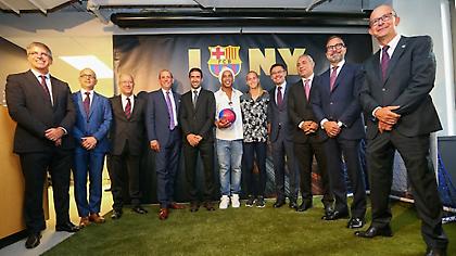 Βάφτηκε «μπλαουγκράνα» το Empire State Building (pics)