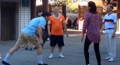 ΤΡΟΜΕΡΟ: Τρεις άνδρες και μια γυναίκα κάνουν κόλπα με… μπαλάκι του μπάντμιντον (video)