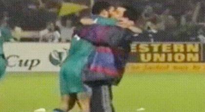 Γκουαρντιόλα και Μουρίνιο με τη φανέλα της Μπαρτσελόνα πανηγυρίζουν αγκαλιασμένοι! (video)