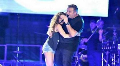 Πώς αντέδρασε ο Αντώνης Ρέμος όταν μια θαυμάστρια του «όρμηξε» στη σκηνή (video)