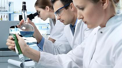 Υποτροφίες και προγράμματα ύψους 240 εκατ. ευρώ για να μη φεύγουν οι νέοι επιστήμονες