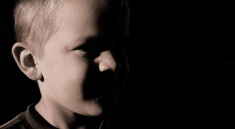 «Γονείς» άφηναν 56χρονο παιδεραστή να φωτογραφίζει τον ανήλικο γιο τους -Τους έδινε φαγητό