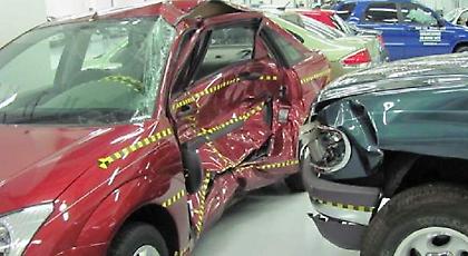 Πήγε να παρκάρει και χτύπησε... 14 αυτοκίνητα - «Αθλος» 75χρονης σε γκαράζ