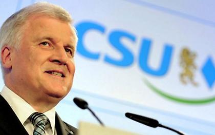 Ο Ζεεχόφερ κλιμακώνει την επίθεσή του στην Μέρκελ για την μεταναστευτική της πολιτική