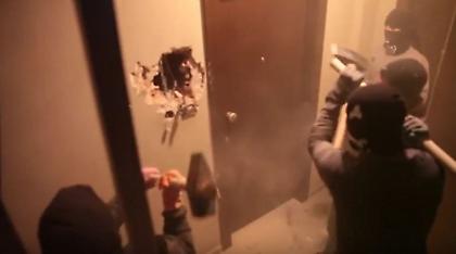 Βίντεο: Αντεξουσιαστές τα κάνουν «γυαλιά-καρφιά» σε γραφείο εθνικιστών στον Άγιο Παντελεήμονα