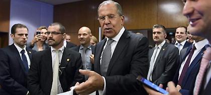 Ο Λαβρόφ κέρασε πίτσες και βότκα τους δημοσιογράφους -Επειδή αργούσε να αποφασίσει ο Κέρι (pics-vid)