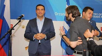 Επεισόδιο στη ΔΕΘ: Πολίτης πλησίασε τον Τσίπρα -Τον πήραν «σηκωτό» οι άνδρες της ασφάλειας