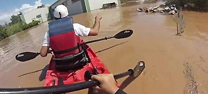 Μεσσηνία: Διασώστες απεγκλωβίζουν μικρό παιδί με κανό (video)