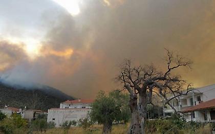 Κάηκαν σπίτια στη Θάσο