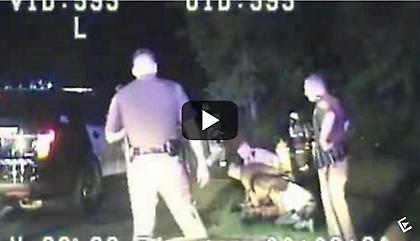 Δραματικό βίντεο: Αστυνομικοί βγάζουν από φλεγόμενο αυτοκίνητο μητέρα με δύο παιδιά